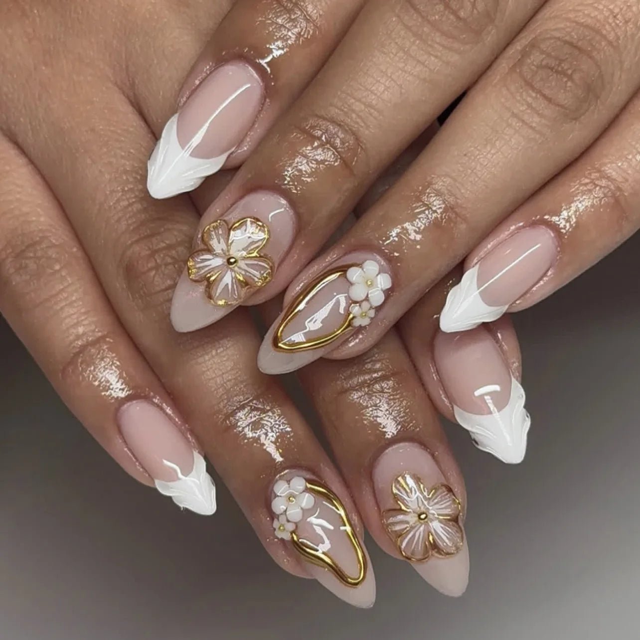 24pcs Exquisite 3D Floral Press on Nails Gold Lined Design Nail Sculpture Flower Nails Full Cover Manicure Almond Nail for Girls - Shiny Leaf